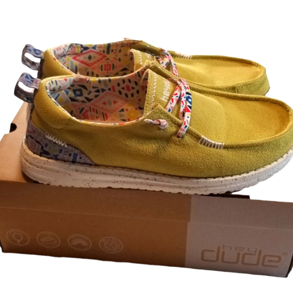Womans size 7 "Hey dude" shoes